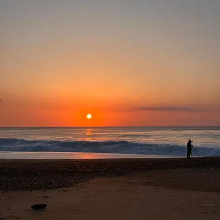 Shifting Sands Surf Camp לבן